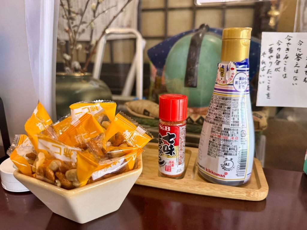 【元祖煮ぼうとうの國良】で深谷名物・煮ぼうとうを食べてきた 1 元祖煮ぼうとうの國良の無料柿ピー