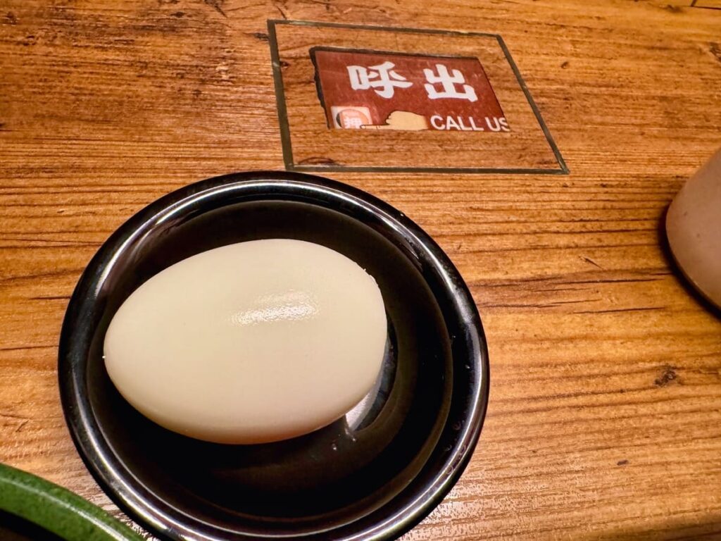 一蘭 新橋店の天然とんこつラーメン(創業以来)+半熟塩ゆでたまご+追加チャーシュー(4枚) 半熟塩ゆでたまご