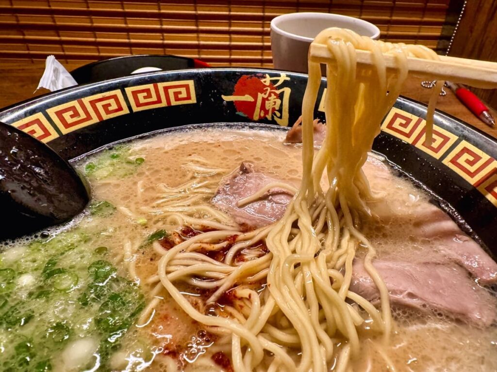 一蘭 新橋店の天然とんこつラーメン(創業以来)+半熟塩ゆでたまご+追加チャーシュー(4枚) 麺