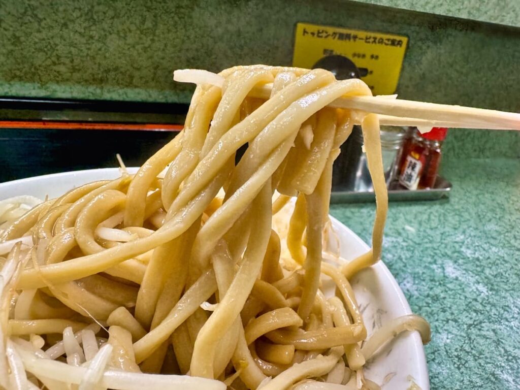 かつて「一番まずい」と言われた店【ラーメン二郎 新宿小滝橋通り店】に行ってきた 3 ラーメン二郎 新宿小滝橋通り店のラーメン 麺
