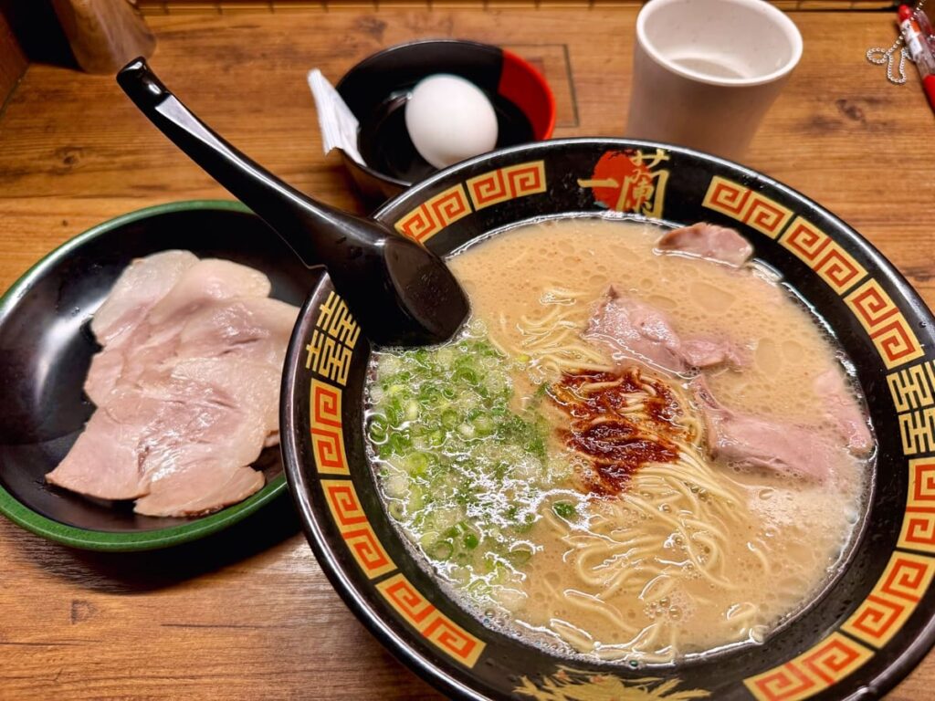 一蘭 新橋店の天然とんこつラーメン(創業以来)+半熟塩ゆでたまご+追加チャーシュー(4枚)1