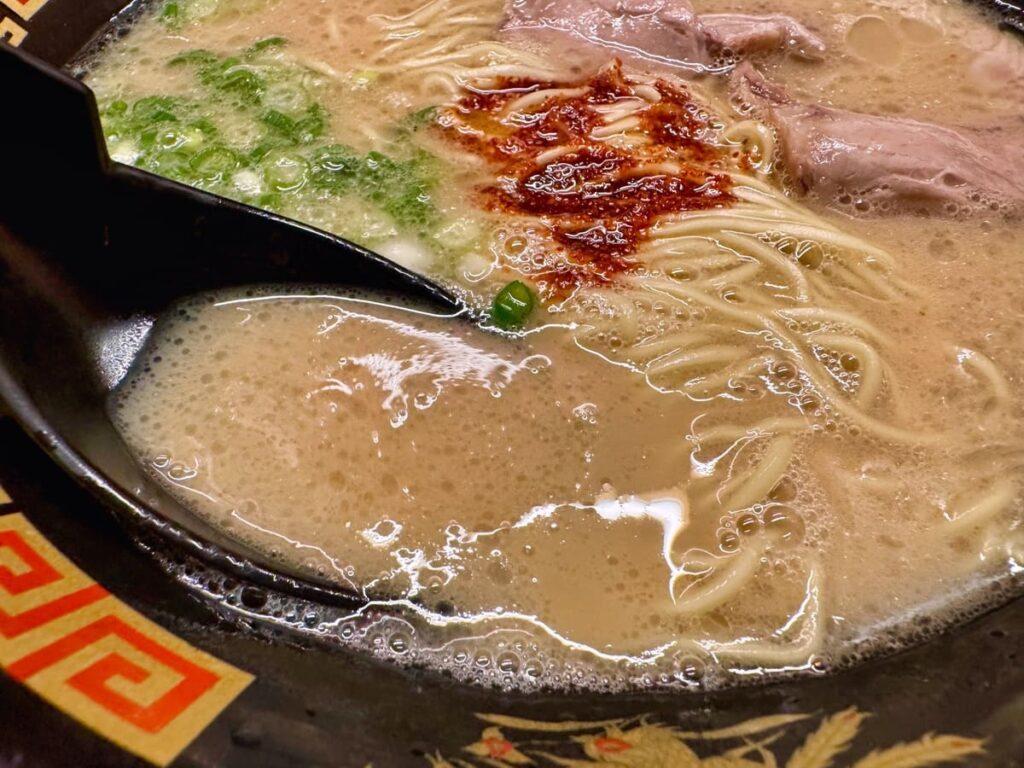 一蘭 新橋店の天然とんこつラーメン(創業以来)+半熟塩ゆでたまご+追加チャーシュー(4枚) スープ