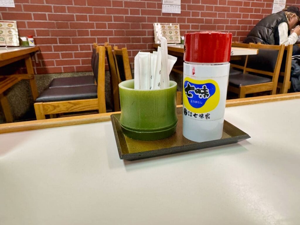 京都できしめんを食べるなら【更科 本店】実際どう? 4 更科 本店の卓上調味料