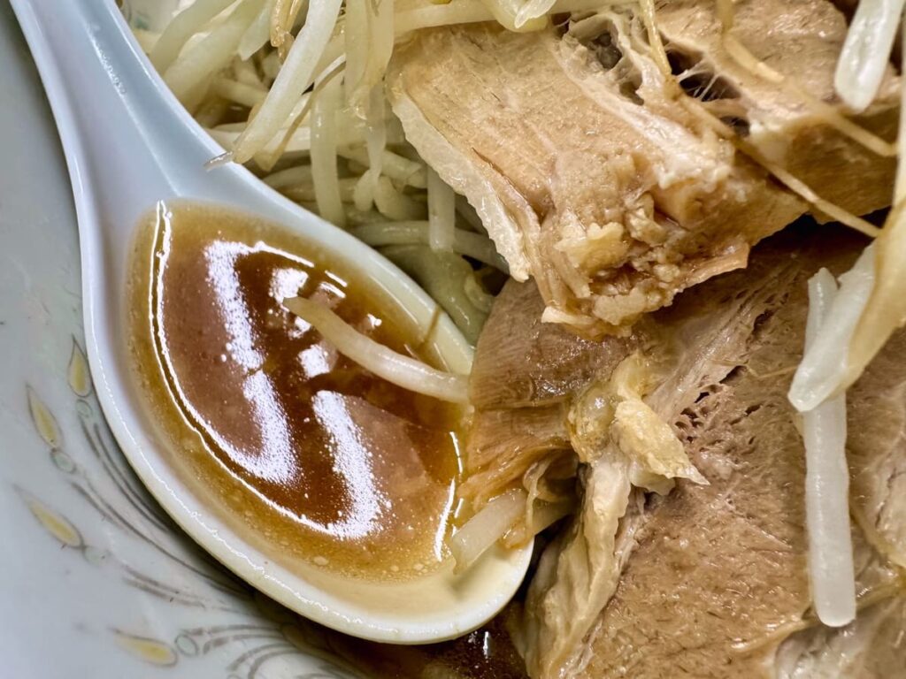 かつて「一番まずい」と言われた店【ラーメン二郎 新宿小滝橋通り店】に行ってきた 2 ラーメン二郎 新宿小滝橋通り店のラーメン スープ