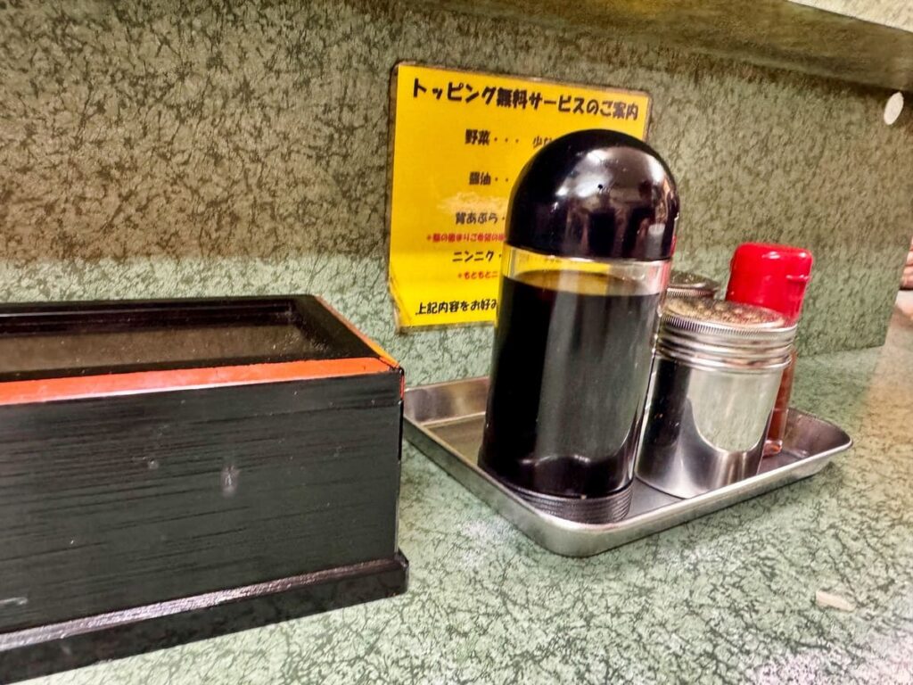 かつて「一番まずい」と言われた店【ラーメン二郎 新宿小滝橋通り店】に行ってきた 5 ラーメン二郎 新宿小滝橋通り店の卓上調味料