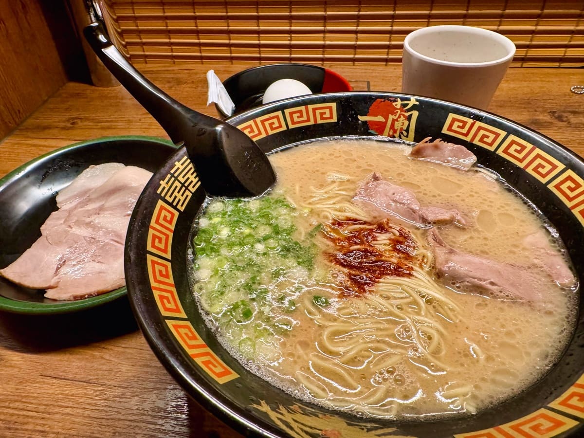 一蘭 新橋店の天然とんこつラーメン（創業以来）+半熟塩ゆでたまご+追加チャーシュー（4枚）2
