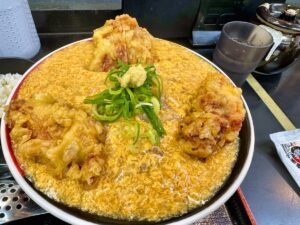 極楽うどんTKUの鶏天鶏卵カレーうどん中盛ご飯付き2