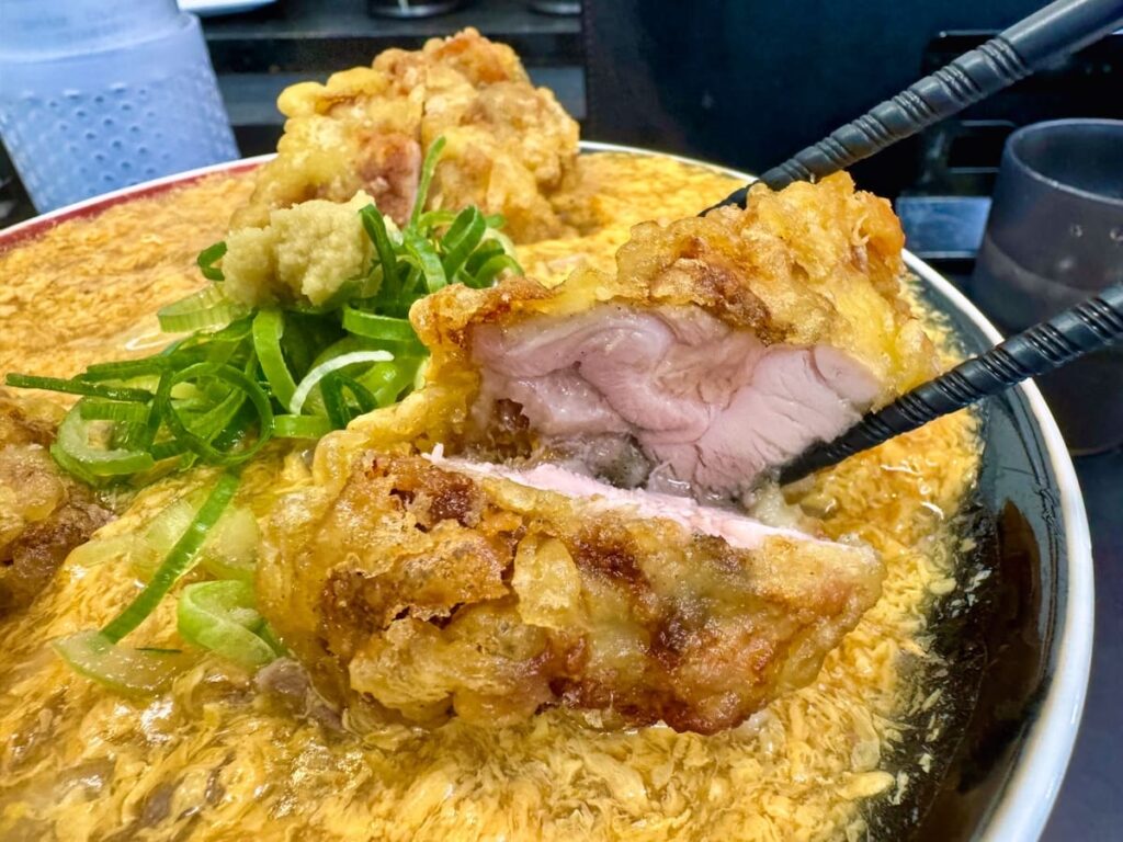 極楽うどんTKUの鶏天鶏卵カレーうどん中盛ご飯付き 鶏天