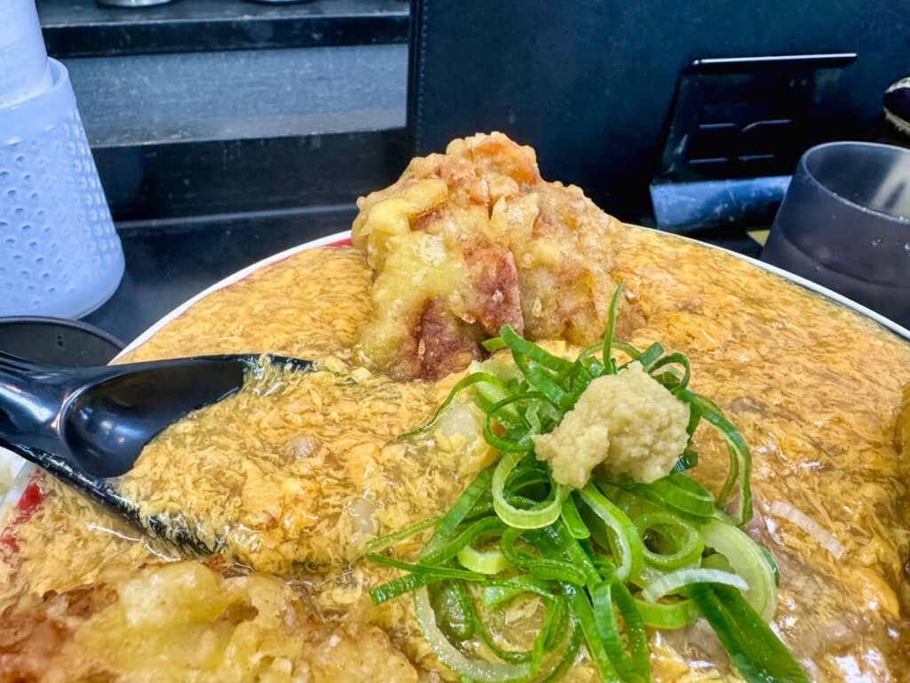 極楽うどんTKUの鶏天鶏卵カレーうどん中盛ご飯付き 鶏卵あんかけ