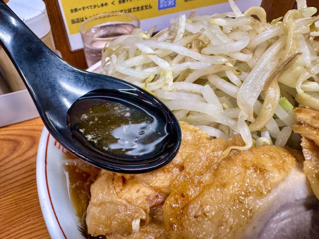 ラーメン二郎 亀戸店のラーメン豚4枚マシ スープ