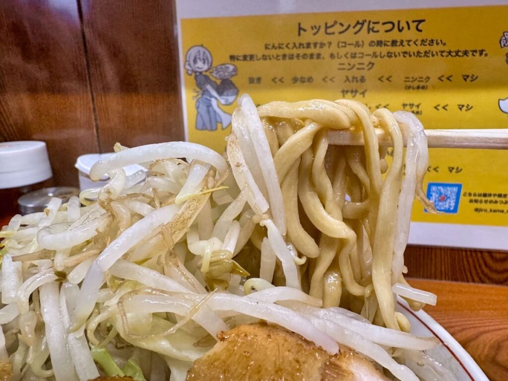 ラーメン二郎 亀戸店のラーメン豚4枚マシ 麺