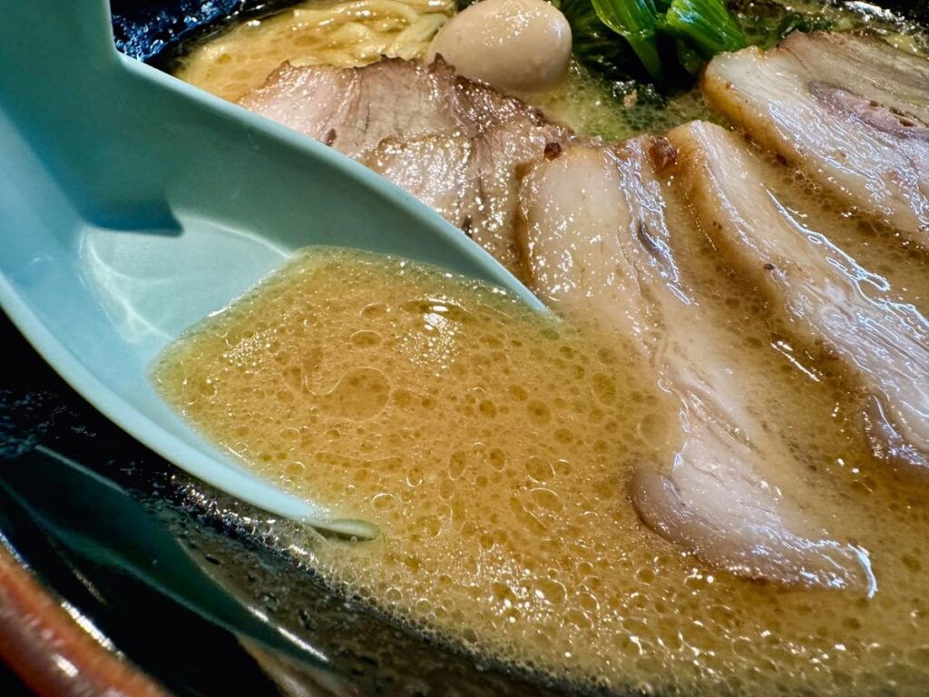 横浜家系ラーメン天来屋 大阪太融寺店のチャーシューメン スープ