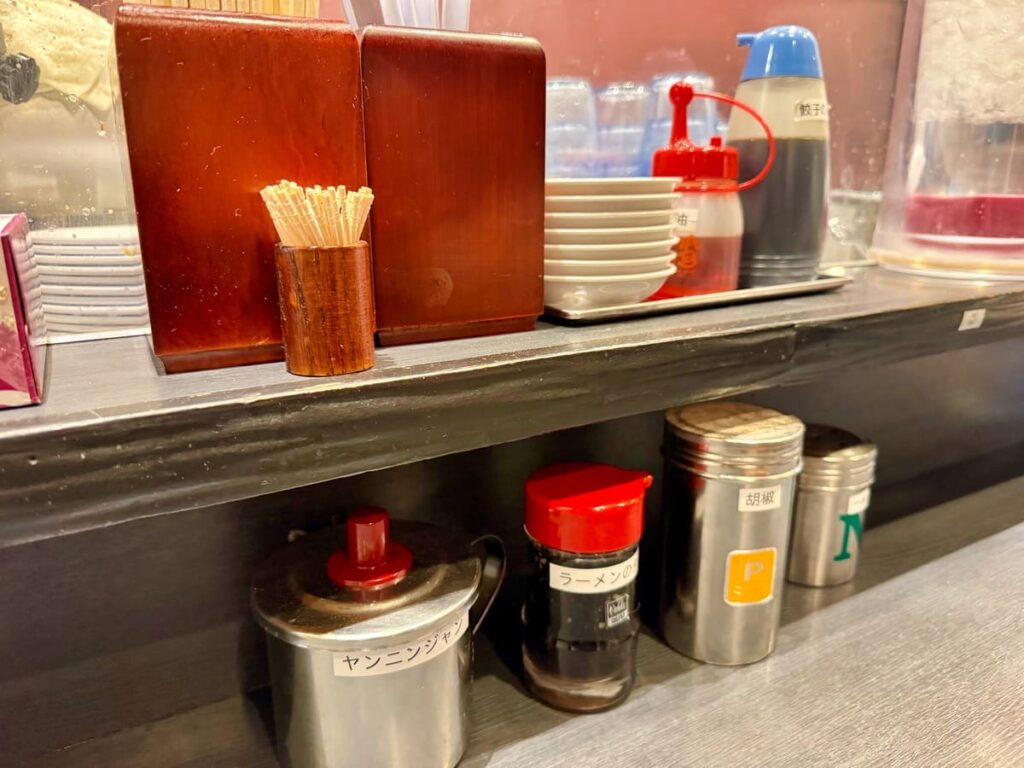 本家第一旭 天満店の卓上調味料