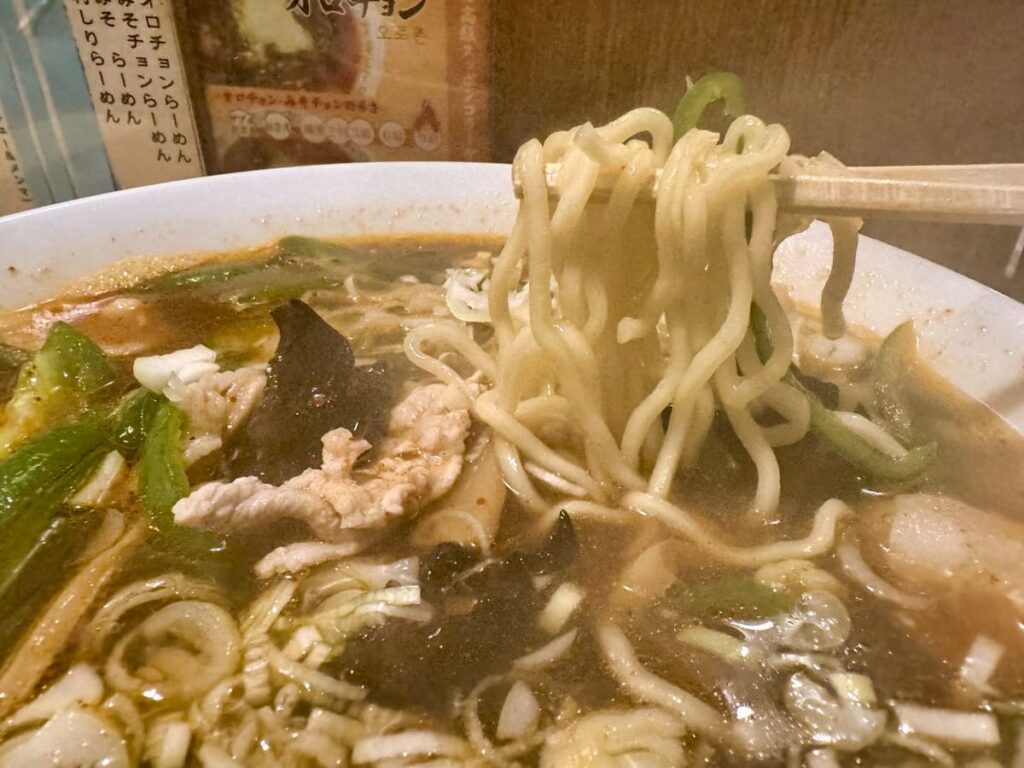 利しりのオロチョンラーメン 麺
