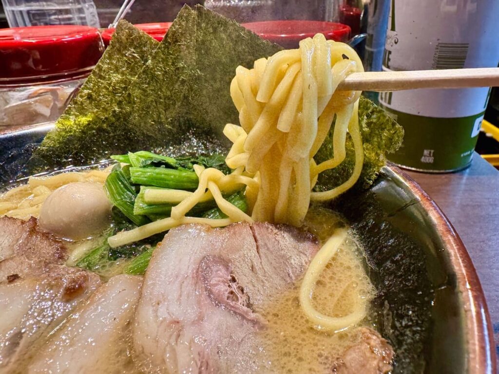 横浜家系ラーメン天来屋 大阪太融寺店のチャーシューメン 麺