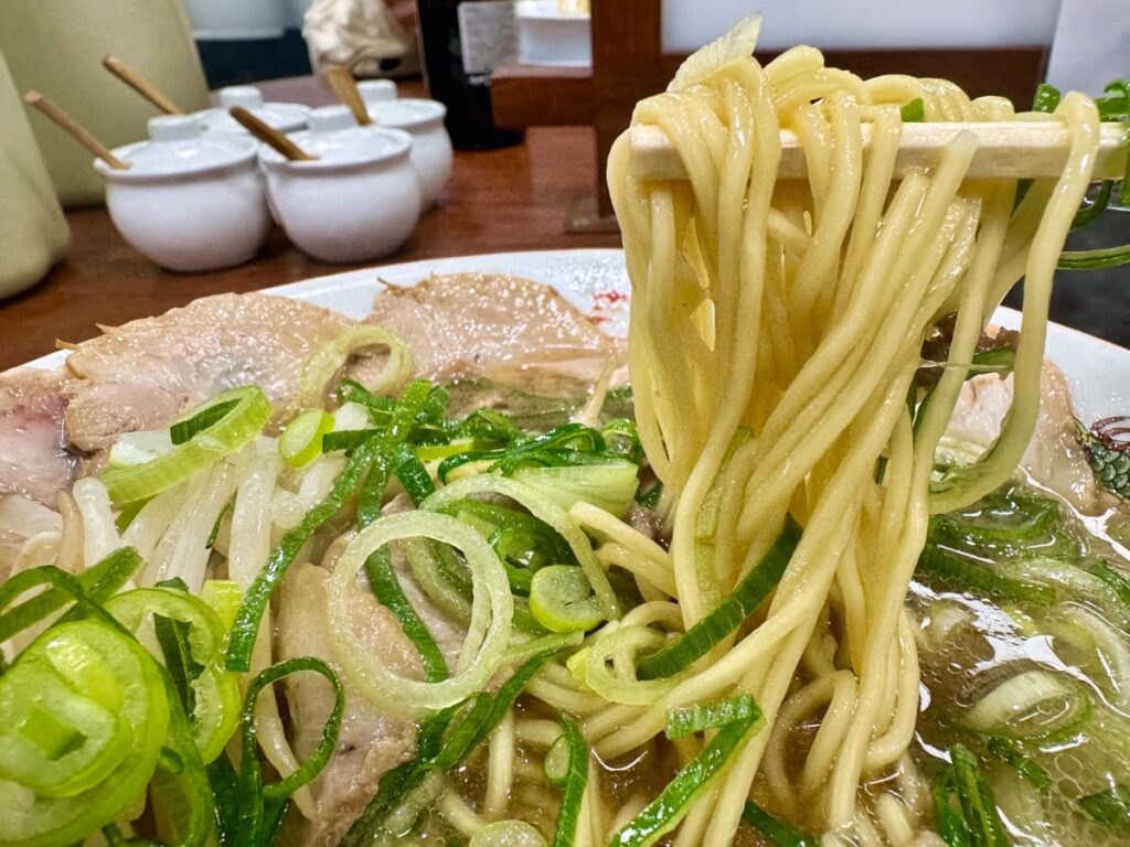 じゃりんこラーメンのラーメン肉増し 麺