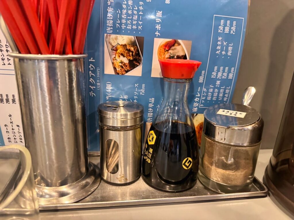 隈本ハイカラ万遍飯店の卓上調味料