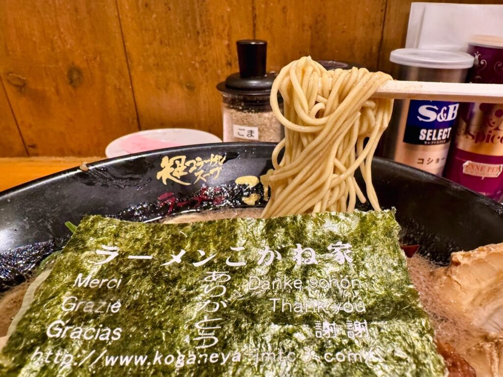 ラーメンこがね家 京都拉麺小路店の熟成とんこつトリプルチャーシュー麺 味玉入 麺