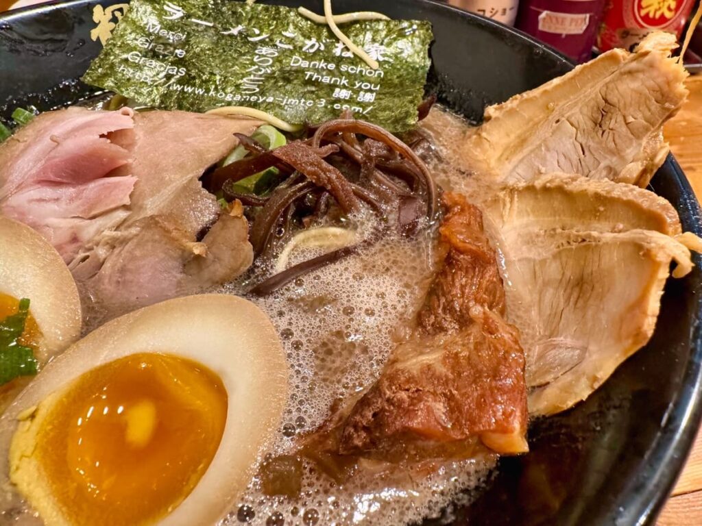 ラーメンこがね家 京都拉麺小路店の熟成とんこつトリプルチャーシュー麺 味玉入 トッピング