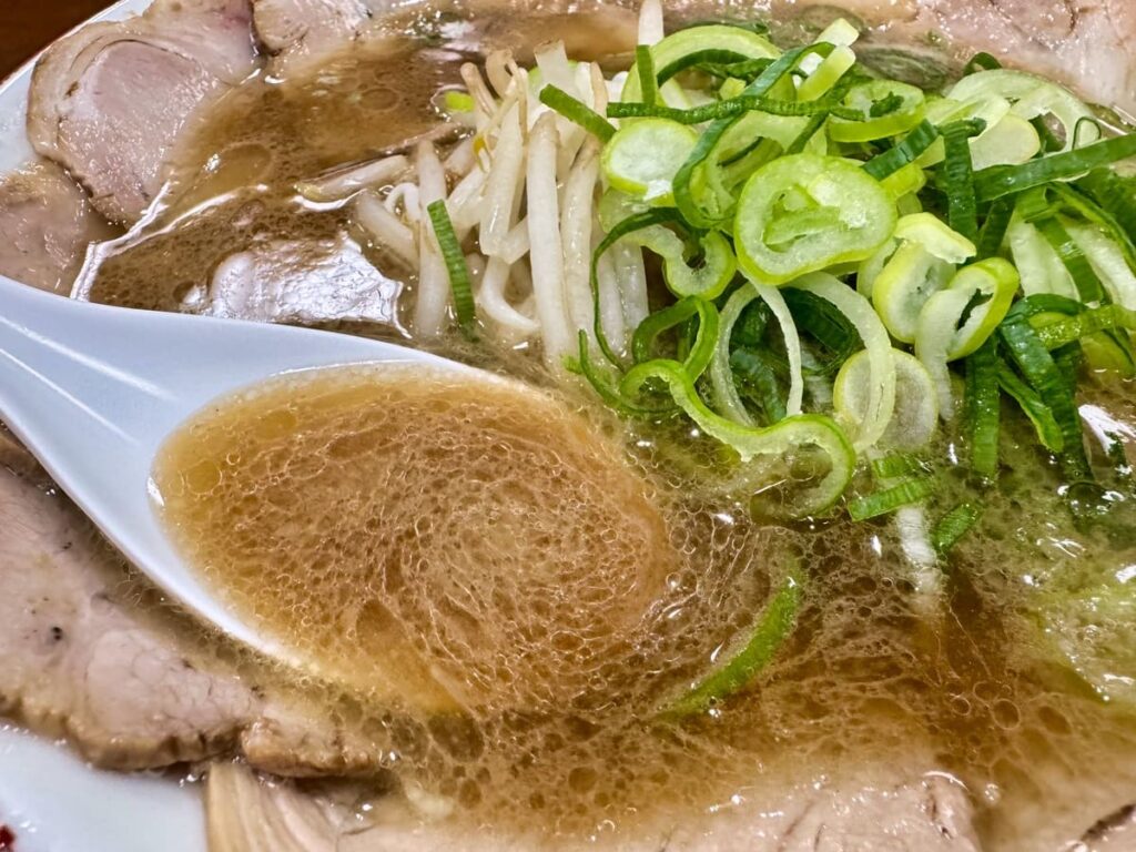 じゃりんこラーメンのラーメン肉増し スープ