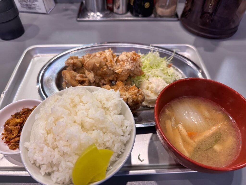 隈本ハイカラ万遍飯店の唐揚げ食べ放題定食1