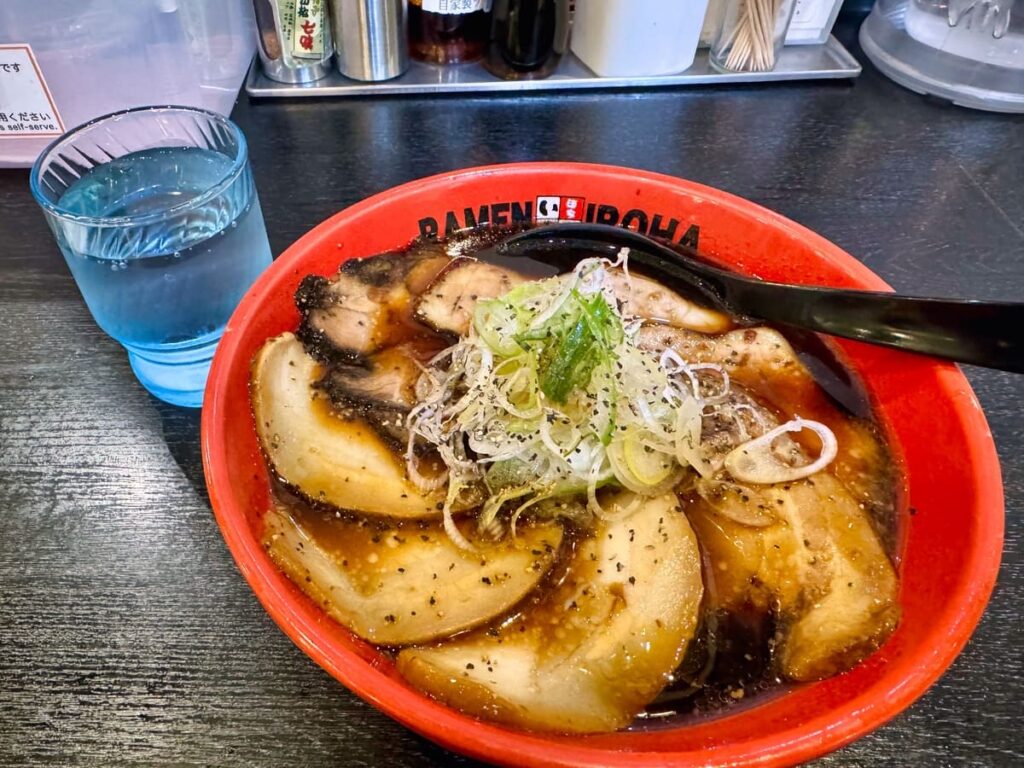 麺家いろは 京都駅ビル店の富山ブラック肉盛り1