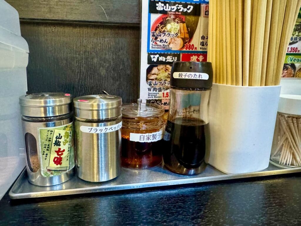 麺家いろは 京都駅ビル店の卓上調味料