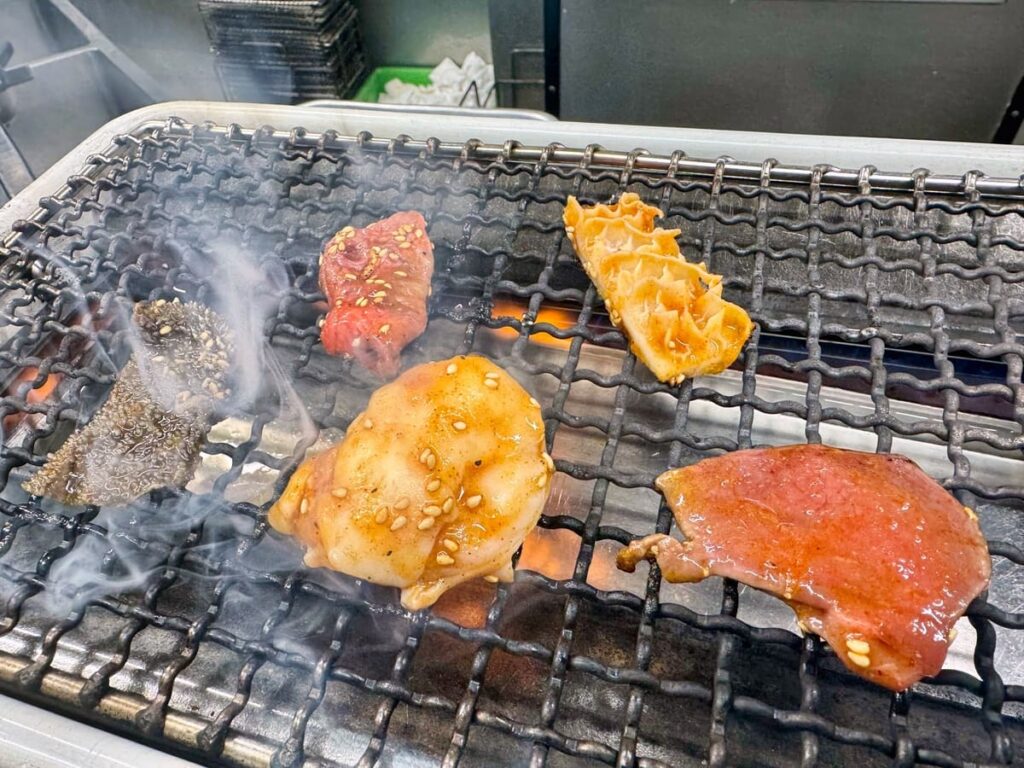 焼肉ホルモン空 鶴橋本店のホルモン5種盛りセット 調理中