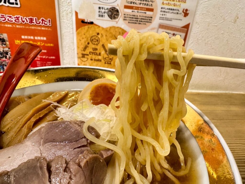 ワンタンメンの満月 京都拉麺小路店の平田牧場金華豚チャーシューワンタンメン 麺