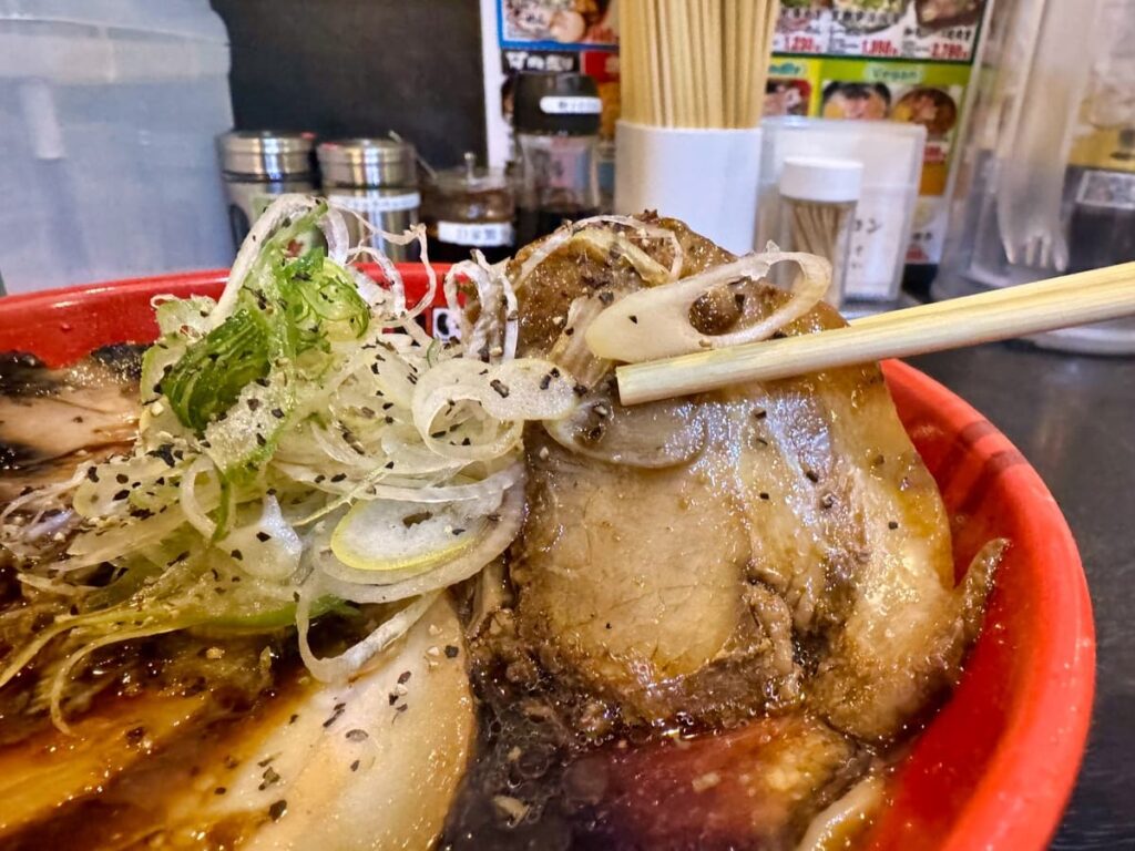 麺家いろは 京都駅ビル店の富山ブラック肉盛り チャーシュー