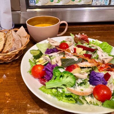 コムシノワのローストチキン入りシーザースサラダ1