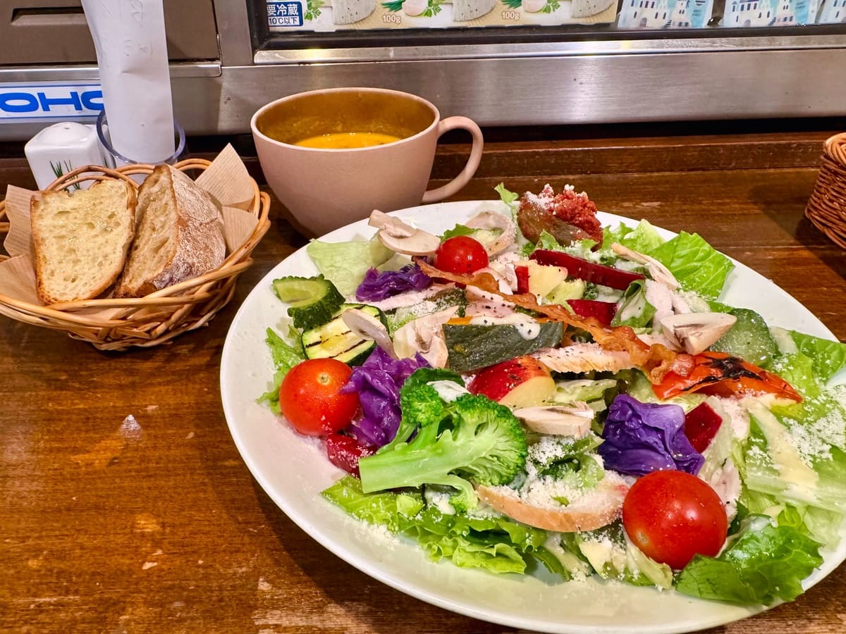 コムシノワのローストチキン入りシーザースサラダ1