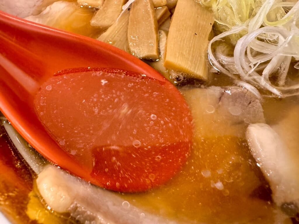 ワンタンメンの満月 京都拉麺小路店の平田牧場金華豚チャーシューワンタンメン スープ