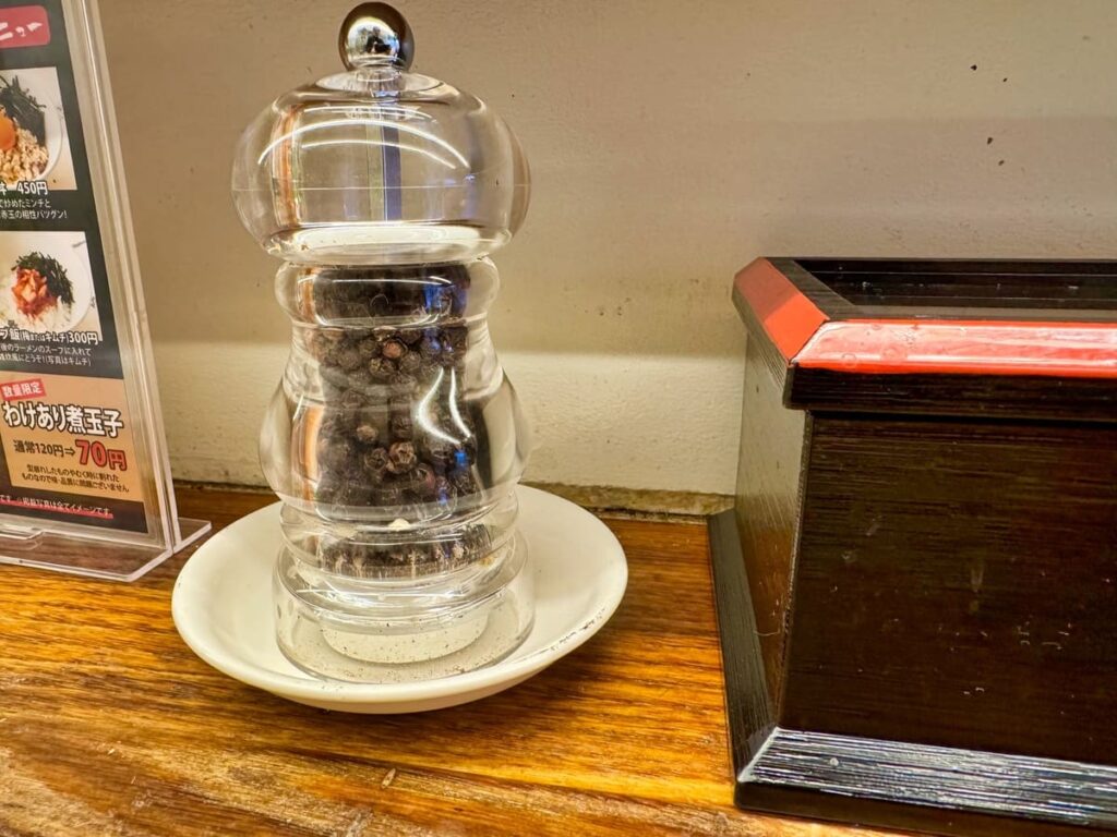麺や 鳥の鶏次 本店の卓上調味料