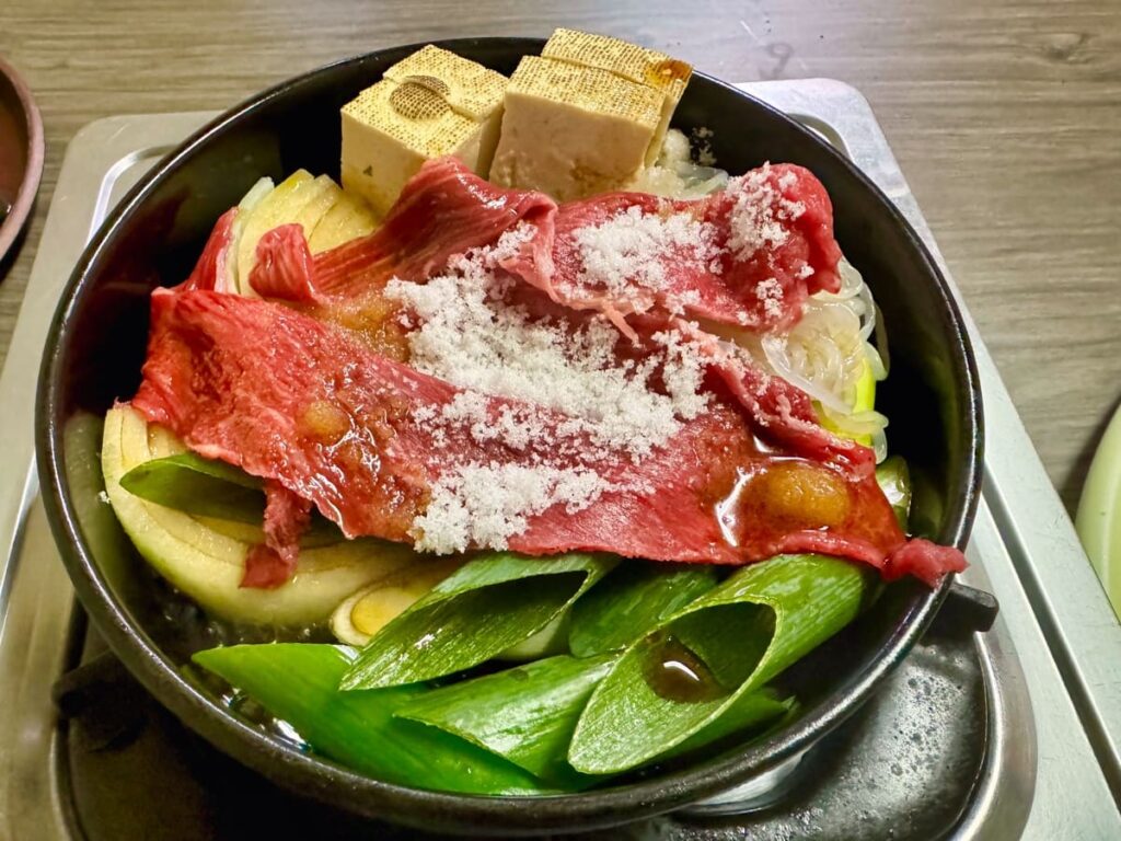 名代すき焼キムラの和牛ロースすき焼き 調理中