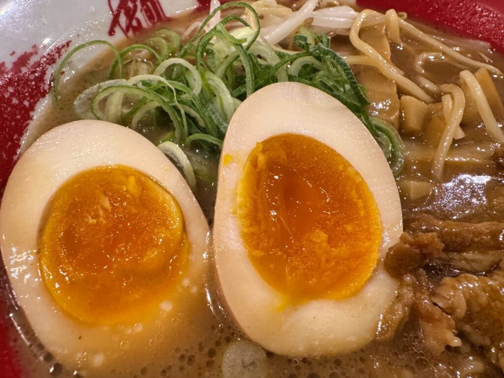 ラーメン東大 京都店の徳島ラーメン味玉入り 味玉