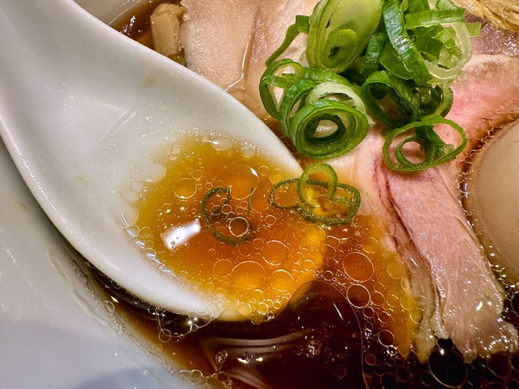麺匠 一粒万倍 寺町店の特製醤油らぁ麺 スープ