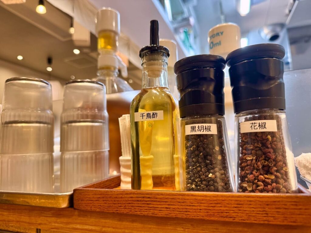 麺匠 一粒万倍 寺町店の卓上調味料