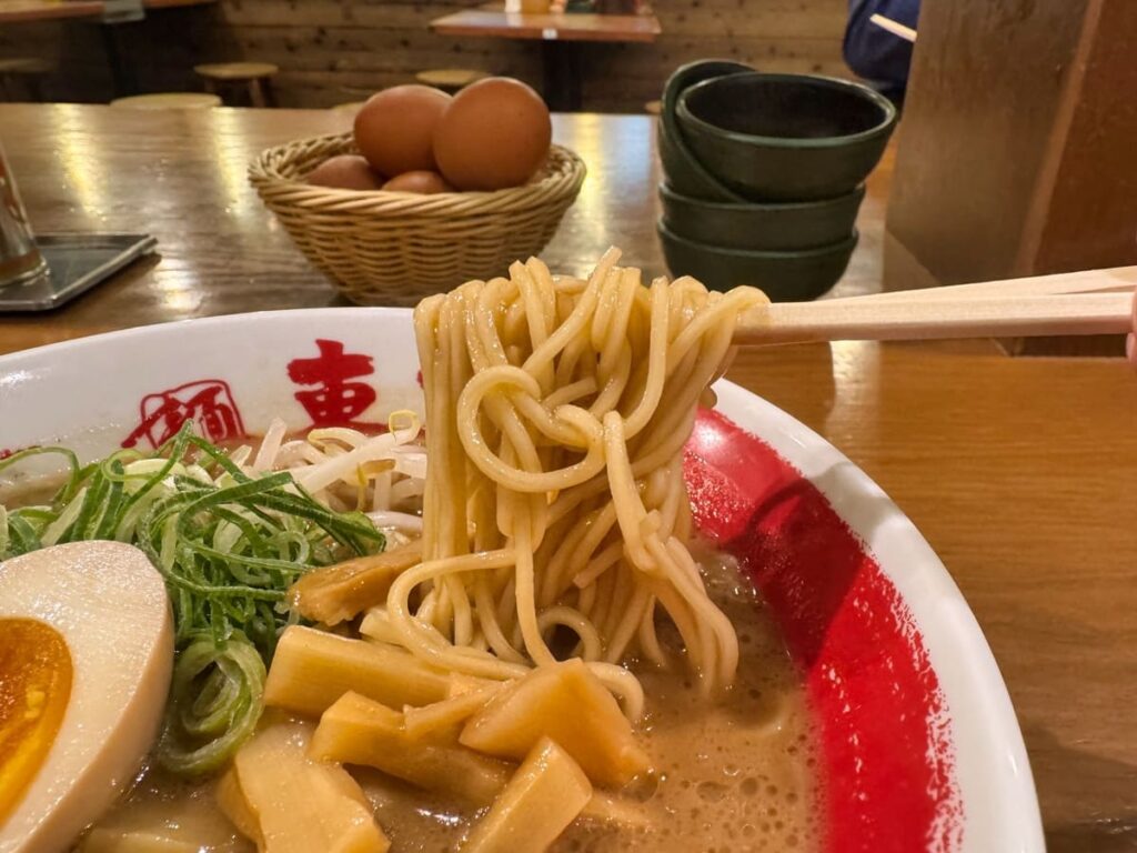 ラーメン東大 京都店の徳島ラーメン味玉入り 麺
