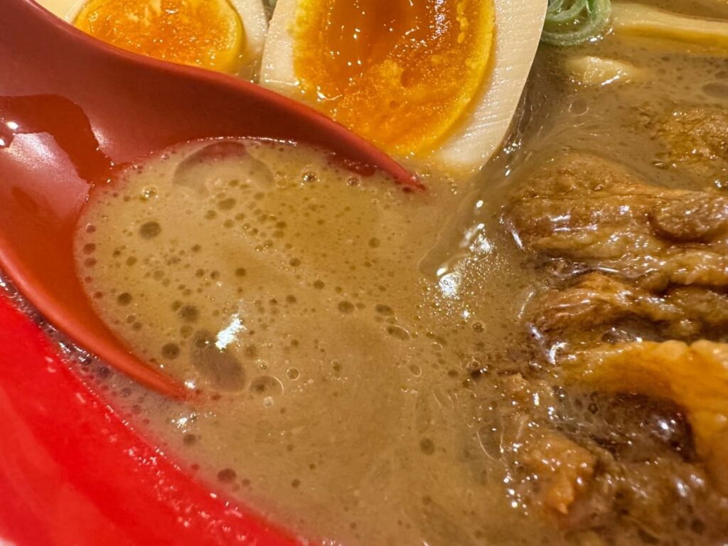 ラーメン東大 京都店の徳島ラーメン味玉入り スープ
