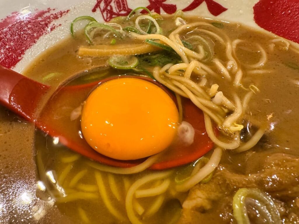 ラーメン東大 京都店の徳島ラーメン味玉入り 生卵落とし