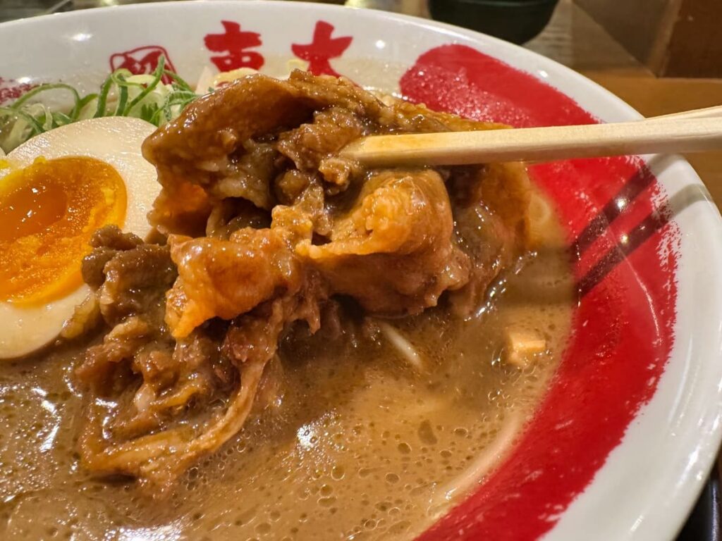 ラーメン東大 京都店の徳島ラーメン味玉入り 肉