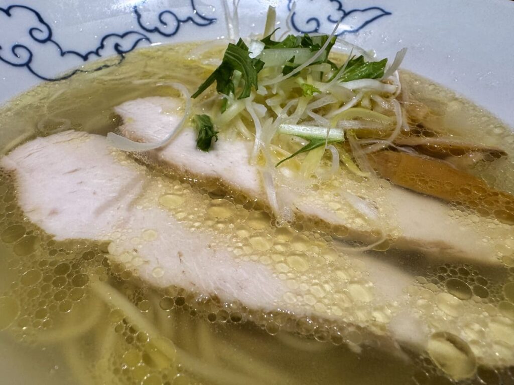 中村商店 京都拉麺小路店の鶏塩ラーメン 鶏チャーシュー