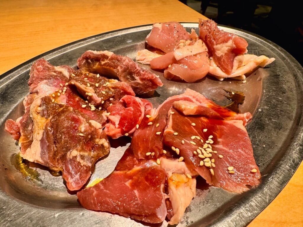 298梅田3号店の298ハラミ、ロース、とり肉