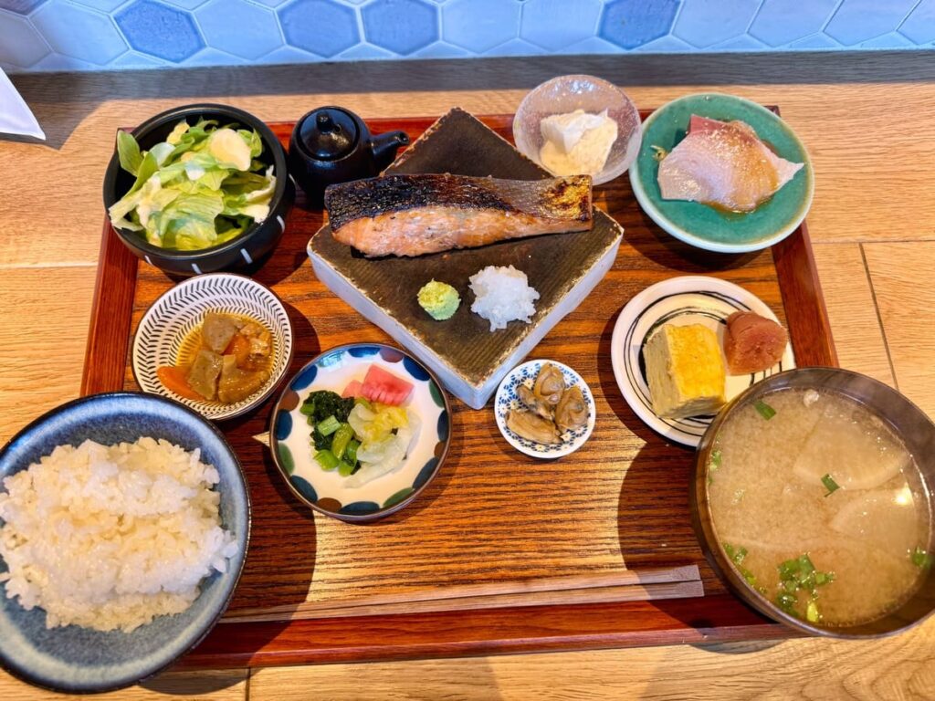 Hanikamuの豚汁と銀鱈炭火焼き定食1