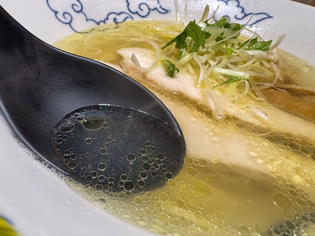 中村商店 京都拉麺小路店の鶏塩ラーメン スープ