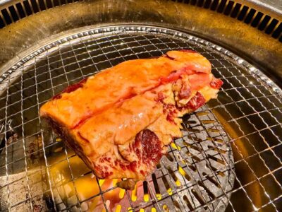 298梅田3号店の王様カルビ 調理中