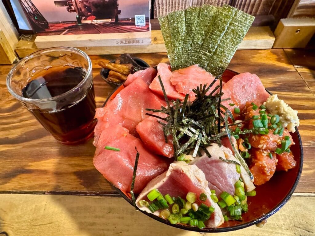 鶴橋まぐろ食堂の名物丼 ぜんぶのせ1