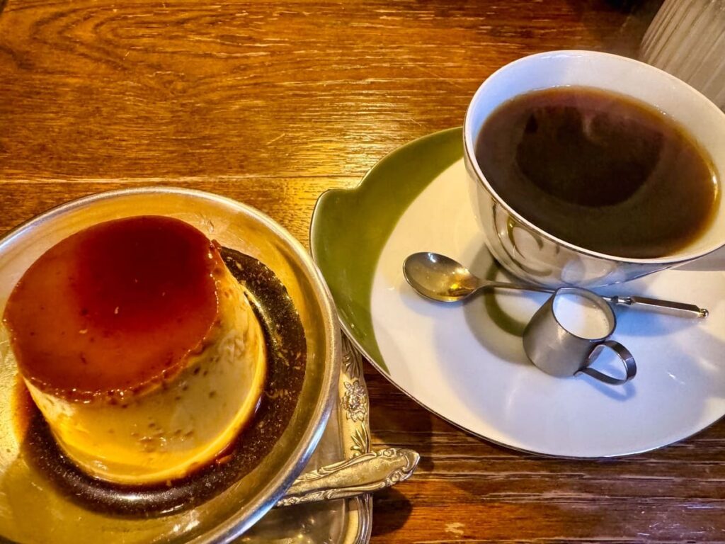 モトマチ喫茶の自家製カスタードプリンとモトマチブレンド1