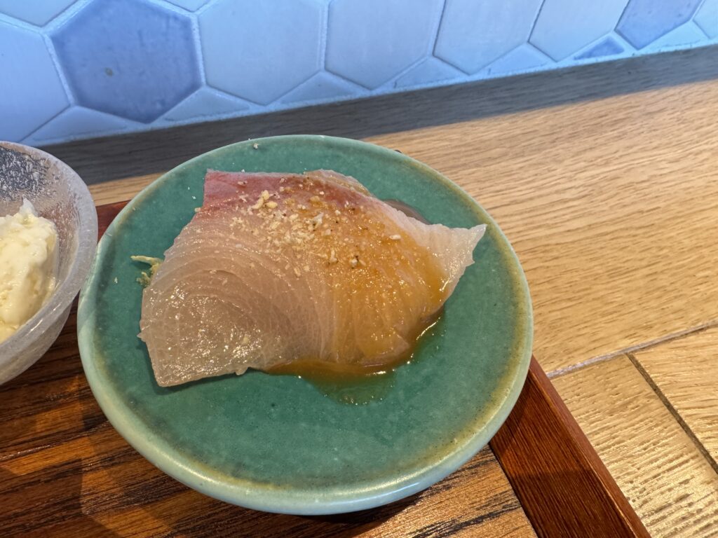 Hanikamuの豚汁と銀鱈炭火焼き定食 鰤の刺身